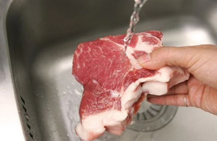 Sai lầm tai hại khi luộc thịt, 90% bà nội trợ mắc phải
