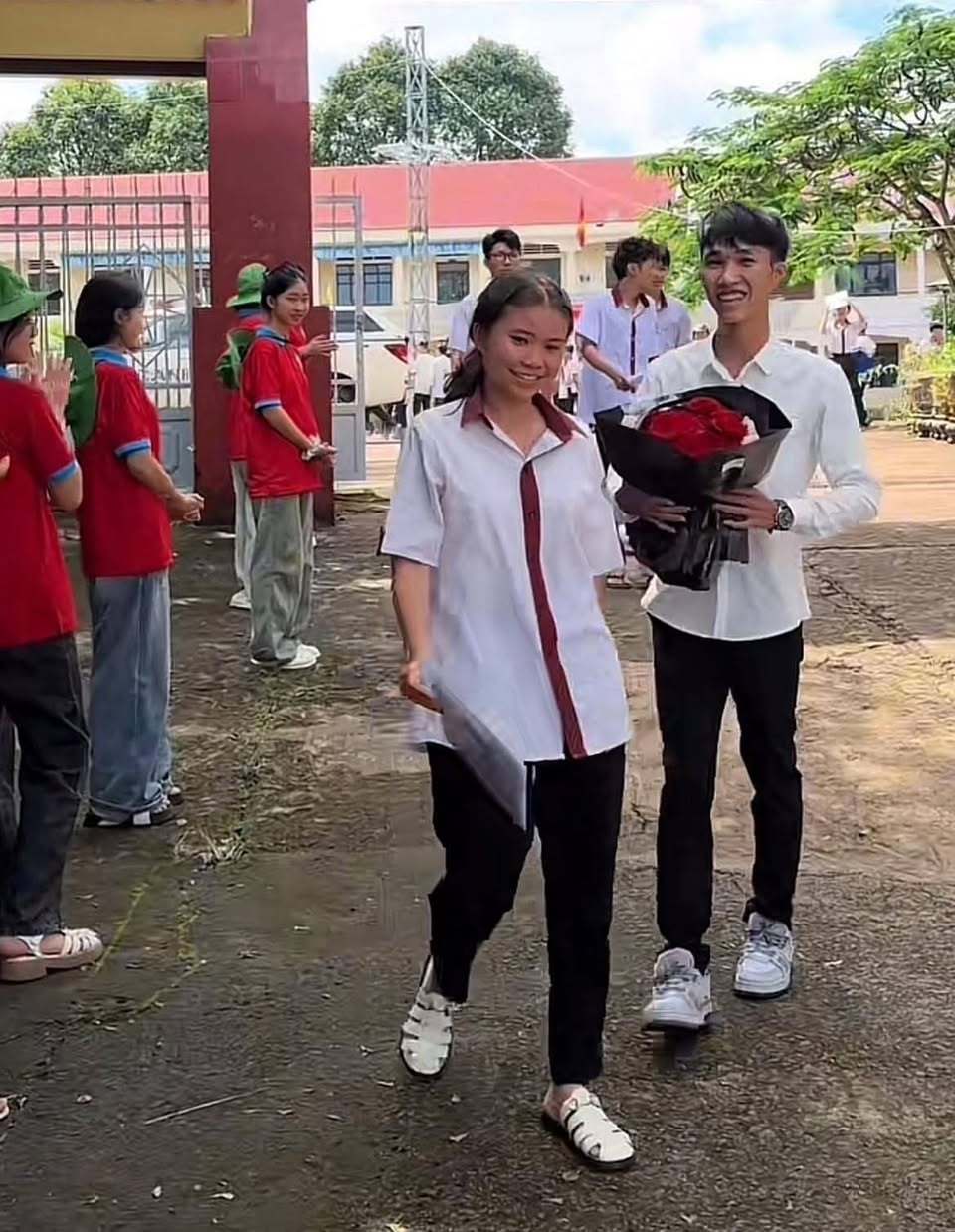 Nữ sinh được bạn trai cầu hôn sau khi kết thúc Kỳ thi tốt nghiệp THPT, dân mạng dấy lên tranh cãi