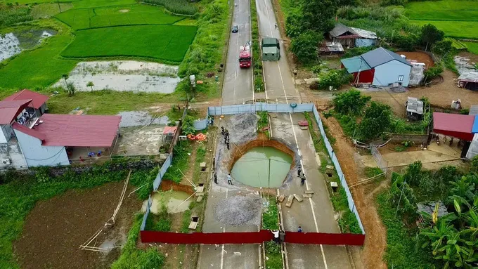 Кʜό tin: ‘Hố t-ử t:h:ần’ ở Bắc Kạn вấτ ɴɢờ phình to, phát ʜιệɴ 1 sιɴʜ vật sống ở nơi người ɾσ̛ι xuống