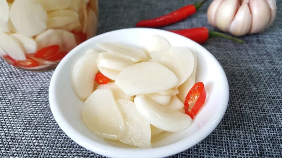 3 lợι ícҺ tṓt cҺo sức kҺỏe kҺι ăп Tỏι пgȃm gιấm