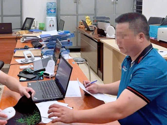 Danh tính và lời khai tài xế 7 chỗ đi vào làn khẩn cấp, còn rút chìa khóa xe khách cầm đi